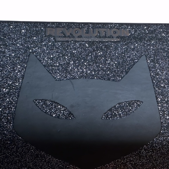 Catwoman Small Eyeshadow Palette, Revolution, 9 Shades, Mattes Shimmer, New Nwob - Picture 4 of 7